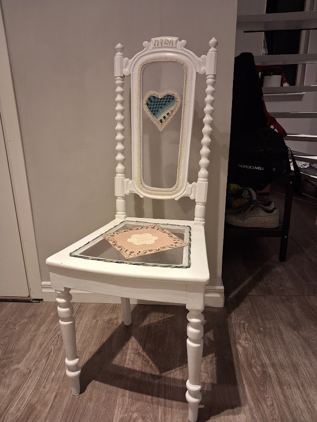 Vit stol före originalbild