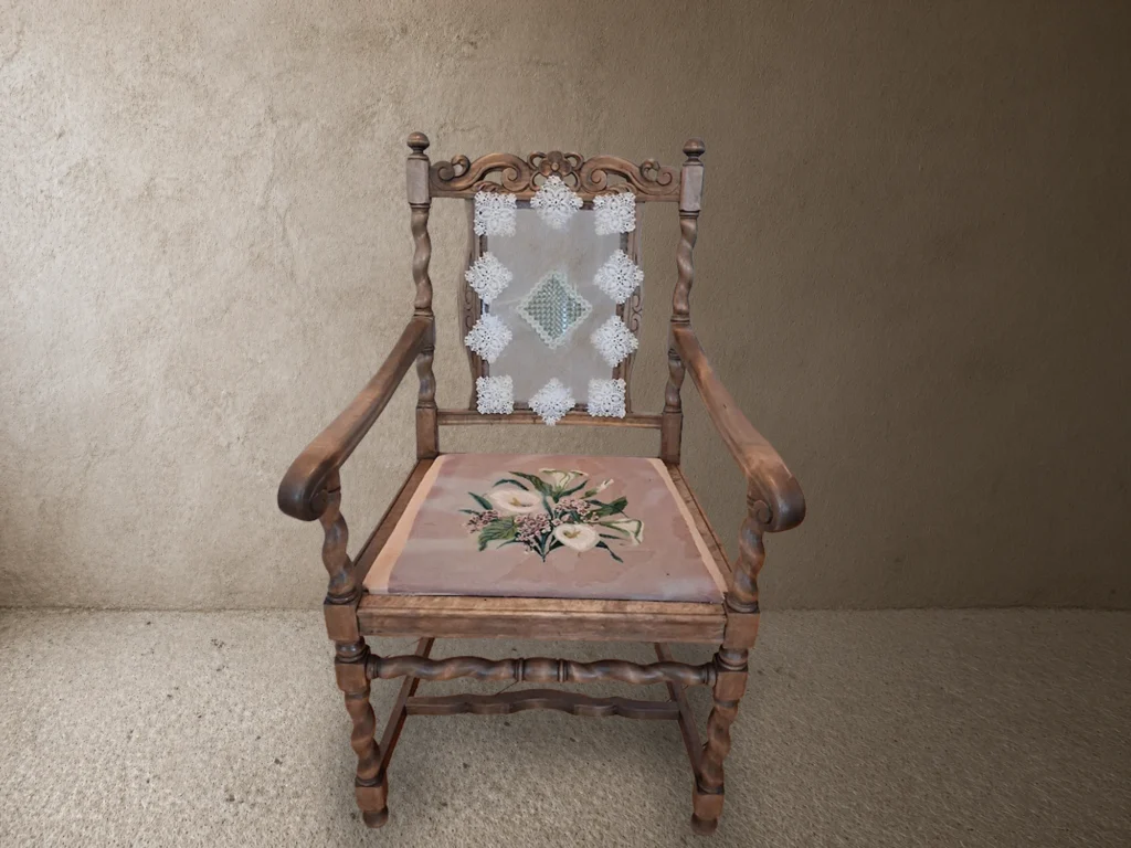 Renoverad karmstol med broderad sits