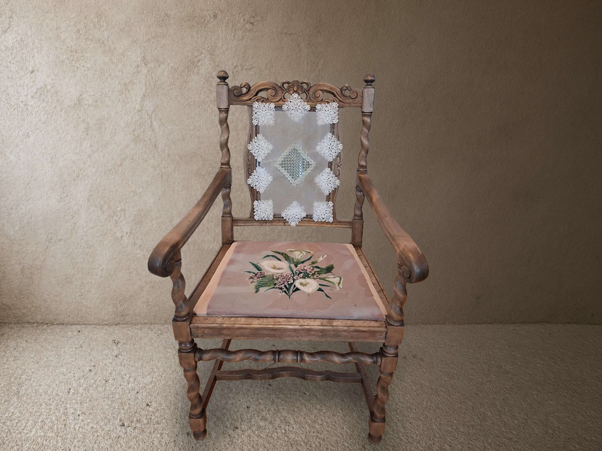 Renoverad karmstol med broderad sits